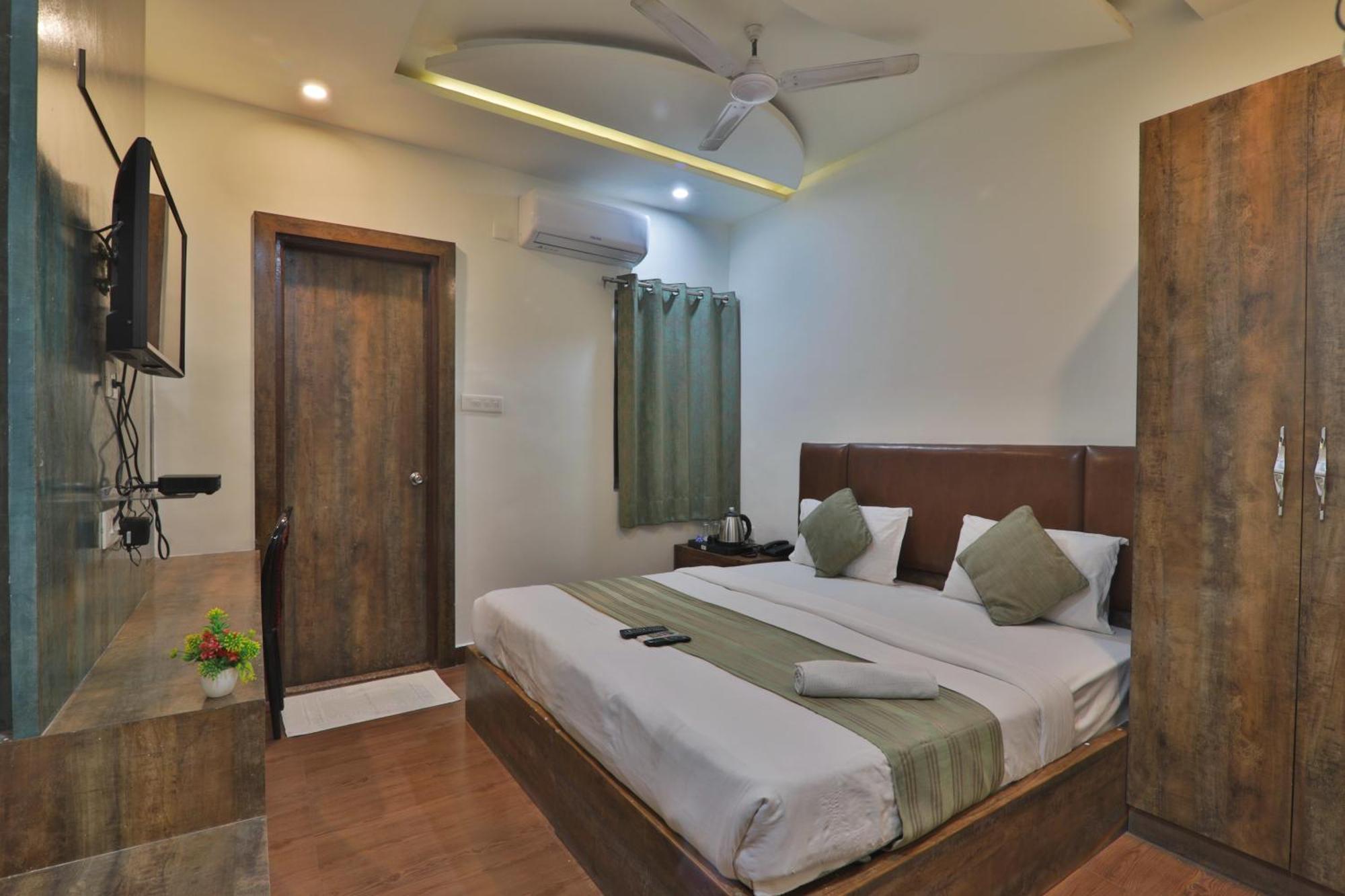 Hotel Janki Inn Sigra 2 Km From Kashi Vishwanath Dham Varanasi Exterior photo
